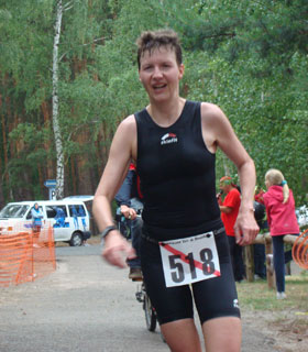 Katrin Burow gewinnt die Gesamtwertung der Frauen beim Spreewald Triathlon 2008