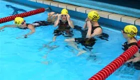 Katrin Burow (2. von links) beim Schwimmstart in Gladbeck