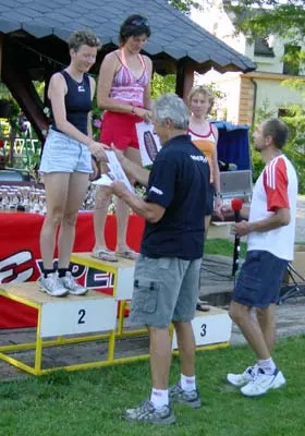 Katrin Burow (links) bei der Siegerehrung des Quadrathlon Weltcup-Rennens in Karlstejn / Tschechien