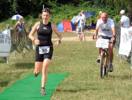 Zieleinlauf als Berlin-Brandenburger Meisterin Triathlon Mitteldistanz