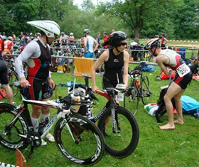 Das Mixed-Team des TuS Neukölln Berlin (Peter, Katrin und René) beim Teamtriathlon in Strausberg 2010