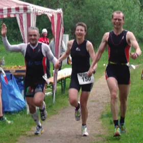Zieleinlauf des Mixed-Teams des TuS Neukölln Berlin (Peter, Katrin und René) beim Teamtriathlon in Strausberg 2010