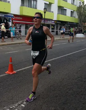 Katrin Burow auf der Laufstrecke beim Triathlon Isla de Fuerteventura in Corralejo am 07.04.2013