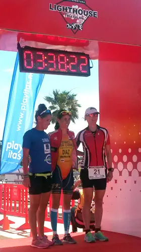 TOP3 Frauen Gesamtwertung des Lighthouse Triathlon Las Playitas / Fuerteventura 2014, Katrin Burow (im Foto rechts) belegt den 3. Platz