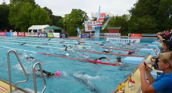 Schwimmen im Waldschwimmbad Lensahn bei der WM im Triple Ultra Triathlon 2014