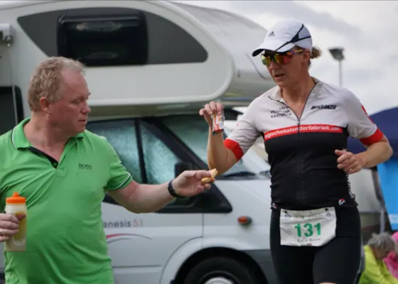 Katrin Burow bei der Verpflegung auf der Laufstrecke beim Quintuple Ultra Triathlon in Bad Blumau 2019