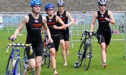 Katrin Burow (3. von rechts) beim Triathlon in Gladbeck