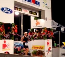 Katrin Burow beim Zieleinlauf des 30. Ironman Hawaii 2008