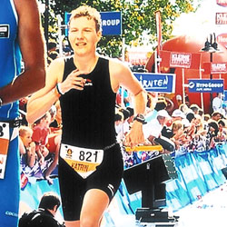 Katrin Burow beim Zieleinlauf des 10. Kärnten Ironman Austria in Klagenfurt 2008