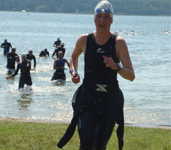 Katrin Burow nach dem Schwimmausstieg beim 23. Müritz-Triathlon in Waren 2008