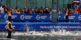 Der Schwimmstart bei der Weltmeisterschaft im Triathlon in Hamburg 2007