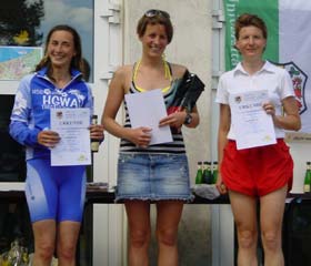 Katrin Burow (ganz rechts) bei der Siegerehrung vom 15. Vorpommern Frühlings Duathlon in Lubmin