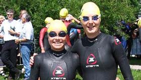 Katrin Burow (rechts) vor dem Schwimmstart des 20. Alpentriathlon in Schliersee