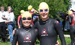 Katrin Burow (rechts) vor dem Schwimmstart des 20. Alpentriathlon in Schliersee