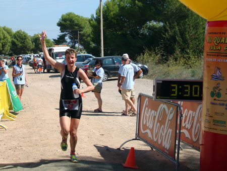 Zieleinlauf als Gesamtsiegerin des Quadrathlon Weltcuprennens in Ibiza