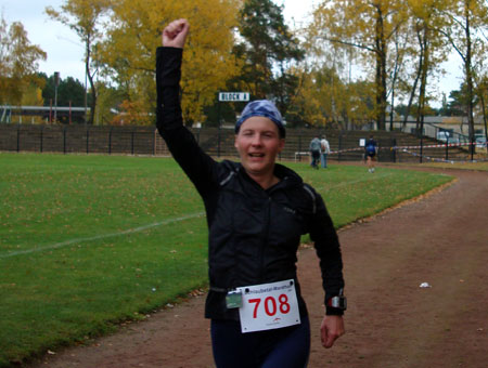 Zieleinlauf als Gesamtsiegerin des Schlaubetal Marathon