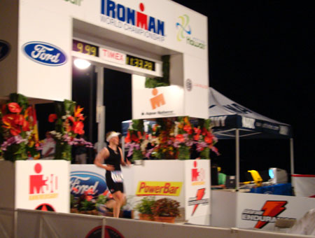 Zieleinlauf Katrin Burow beim IRONMAN Hawaii