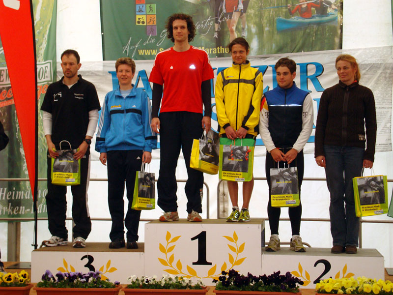 Siegerehrung Gesamtwertung Frauen und Männer beim Spreewald Halbmarathon