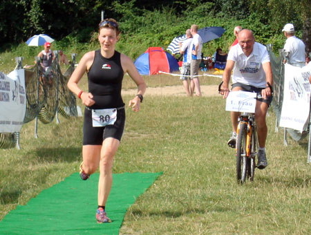 Zieleinlauf als Berlin-Brandenburger Meisterin Triathlon Mitteldistanz