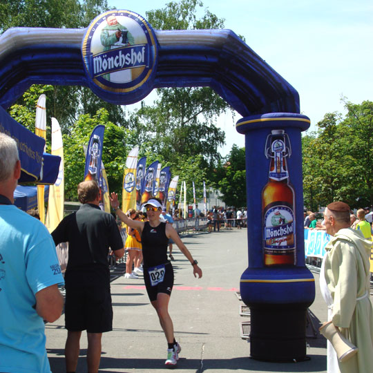 Zieleinlauf auf Platz 2 der Deutschen Meisterschaft Triathlon Mitteldistanz (Altersklasse W30)