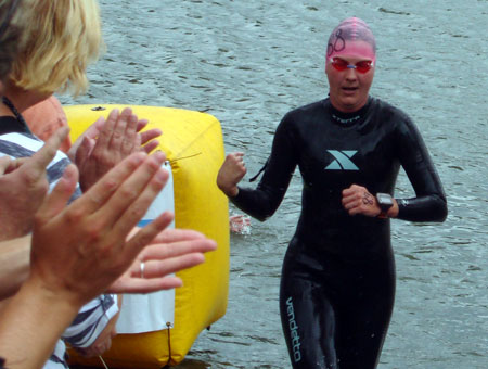 Katrin Burow 2. Frau nach dem Schwimmen bei der WM Quadrathlon Mitteldistanz in Sedlcany 2011