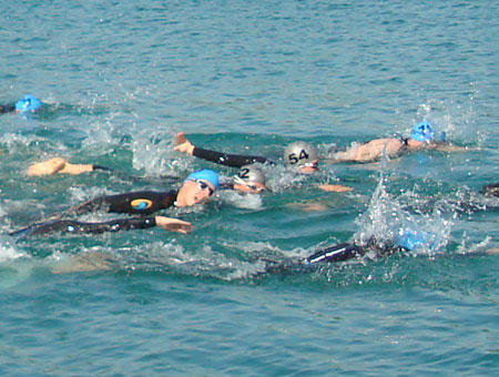 Katrin Burow beim Schwimmen vorne mit dabei