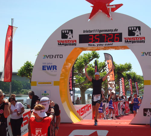 Katrin Burow beim Zieleinlauf des TriStar111 Germany in Worms am 29.05.2011