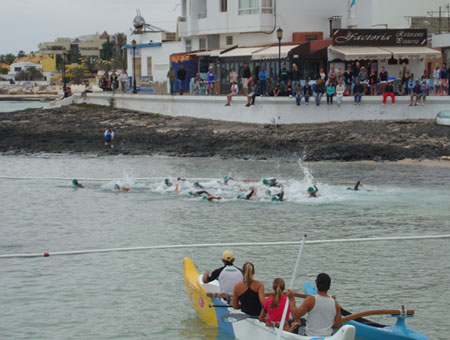 Schwimmstart Triathlon Isla de Fuerteventura in Corralejo am 07.04.2013