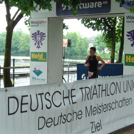 Zieleinlauf von Katrin Burow auf Platz 3 in der Altersklasse W35 bei der DM Triathlon Sprintdistanz in Darmstadt am 09.06.2013