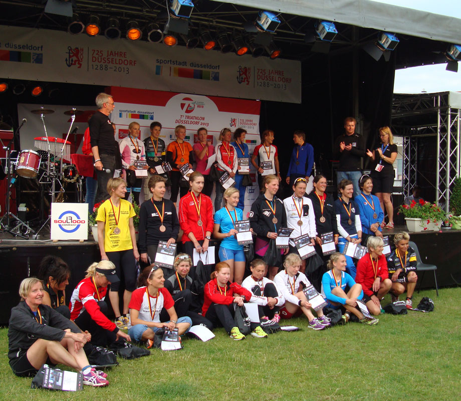 Siegerehrung bei der DM Triathlon olympische Distanz in Düsseldorf 2013