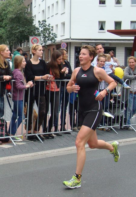 Katrin Burow auf der Laufstrecke bei der DM Triathlon olympische Distanz in Düsseldorf 2013