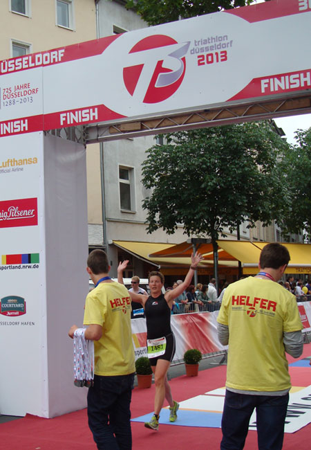 Zieleinlauf von Katrin Burow auf Platz 3 in der Altersklasse W35 bei der DM Triathlon olympische Distanz in Düsseldorf 2013