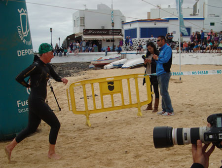 Katrin Burow nach dem Schwimmen auf dem Weg zum Wechsel aufs Rad