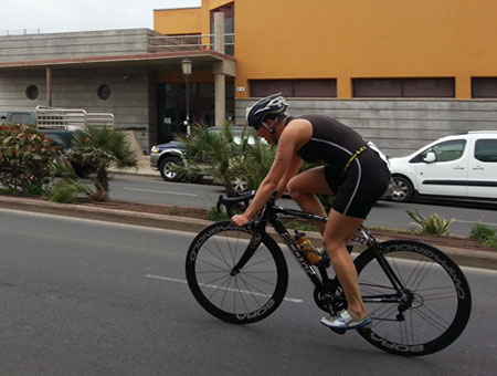 Katrin Burow auf der Radstrecke des Triathlon Isla de Fuerteventura in Corralejo am 07.04.2013