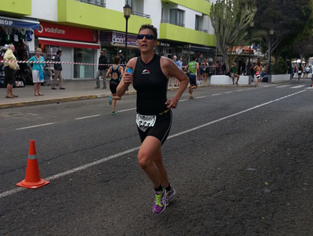 Katrin Burow auf der Laufstrecke beim Triathlon Isla de Fuerteventura in Corralejo am 07.04.2013