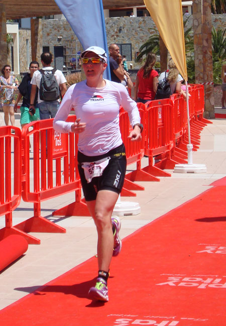 Zieleinlauf von Katrin Burow beim Challenge Fuerteventura am 13.04.2013