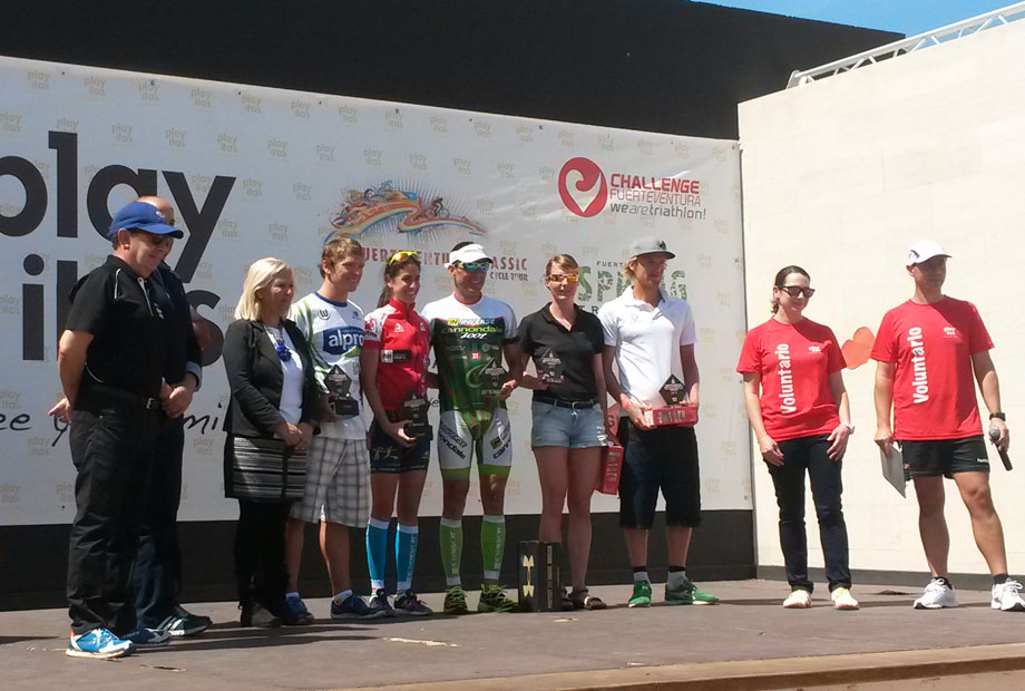 Siegerehrung der ersten 3 Frauen und Männer des Lighthouse Triathlon in Las Playitas am 22.03.2014