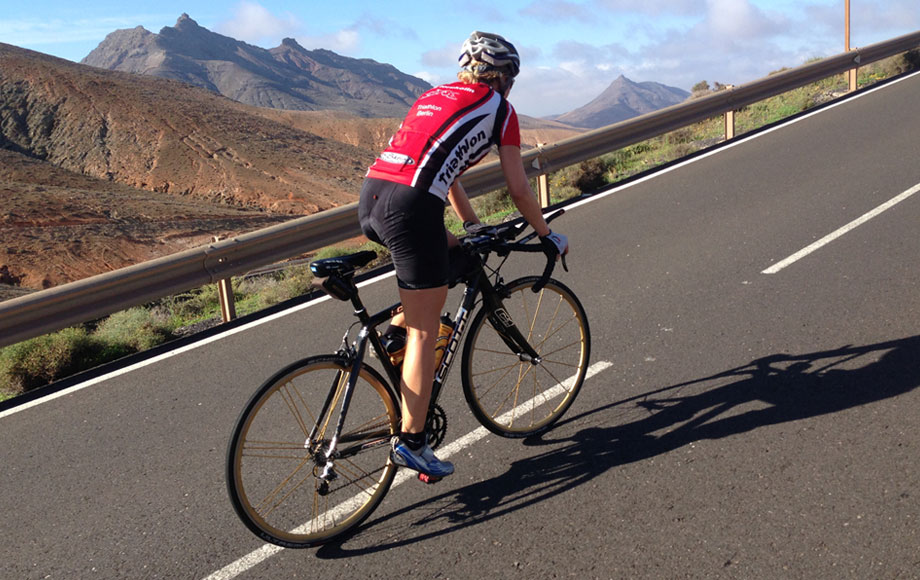 Katrin Burow trainiert auf der Radstrecke des Challenge Fuerteventura