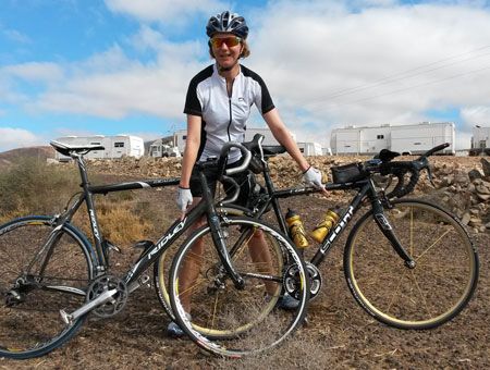 Katrin Burow vor dem Camp der Filmcrew von Ridley Scott auf Fuerteventura