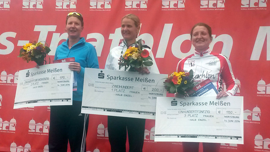 Katrin Burow belegt den 2. Platz in der Gesamtwertung aller Frauen beim Schlosstriathlon in Moritzburg am 14.06.2014