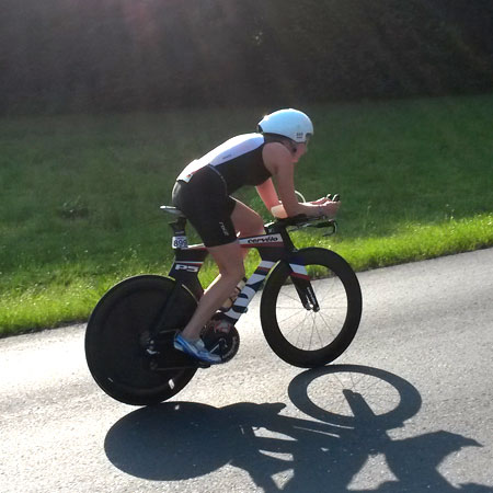 Katrin Burow auf der Radstrecke des IRONMAN Austria in Klagenfurt am 29.06.2014