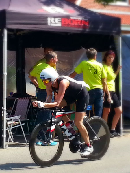 Katrin Burow auf der Radstrecke bei der WM Triple Ultra Triathlon in Lensahn 2014