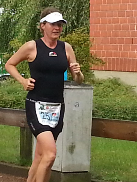 Katrin Burow auf der Laufstrecke bei der WM Triple Ultra Triathlon in Lensahn 2014