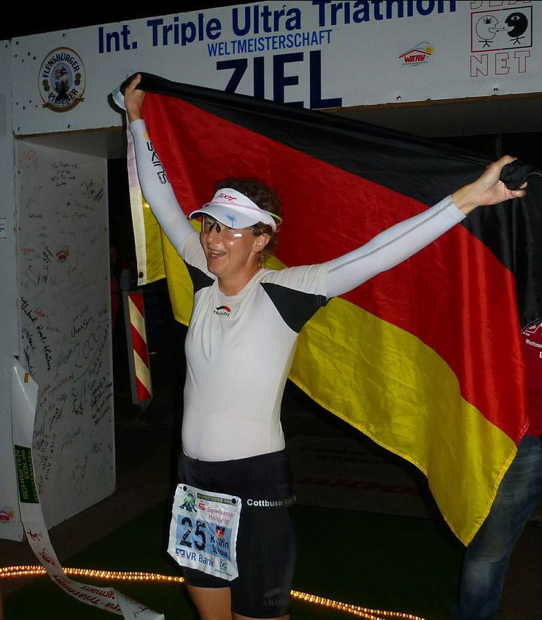 Zieleinlauf von Katrin Burow bei der WM Triple Ultra Triathlon in Lensahn 2014