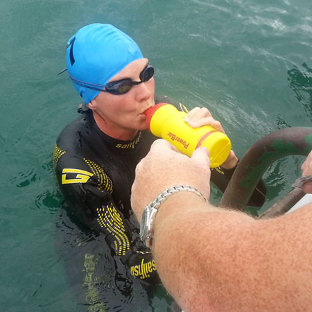 Verpflegung von Katrin Burow beim Schwimmen bei der WM Double Ultra Triathlon in Slowenien 2014