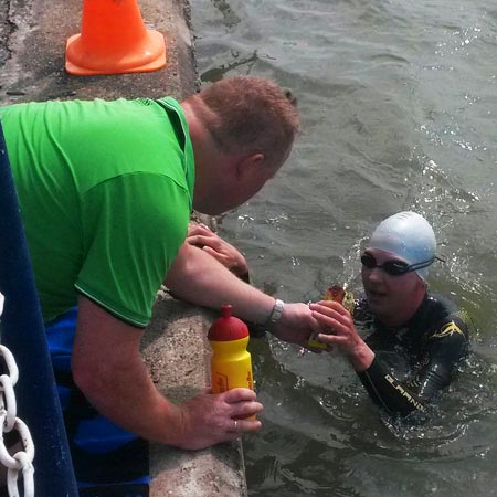 Verpflegung beim Schwimmen bei der Weltmeisterschaft im Double Ultra Triathlon in Velence / Ungarn am 03.07.2015