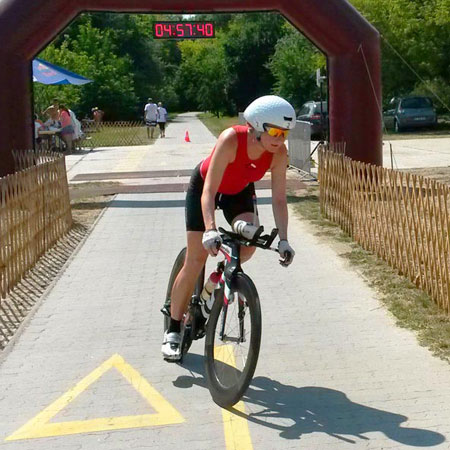 Katrin Burow beim Radfahren bei der Weltmeisterschaft im Double Ultra Triathlon in Velence / Ungarn am 03.07.2015