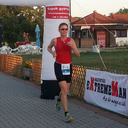 Katrin Burow auf der Laufstrecke der Weltmeisterschaft im Double Ultra Triathlon in Velence / Ungarn am 04.07.2015