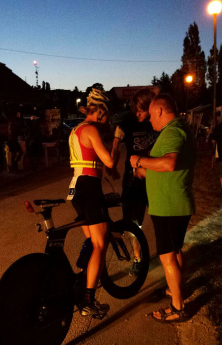 Radfahren bei Nacht bei der Weltmeisterschaft im Double Ultra Triathlon in Velence / Ungarn am 03.07.2015