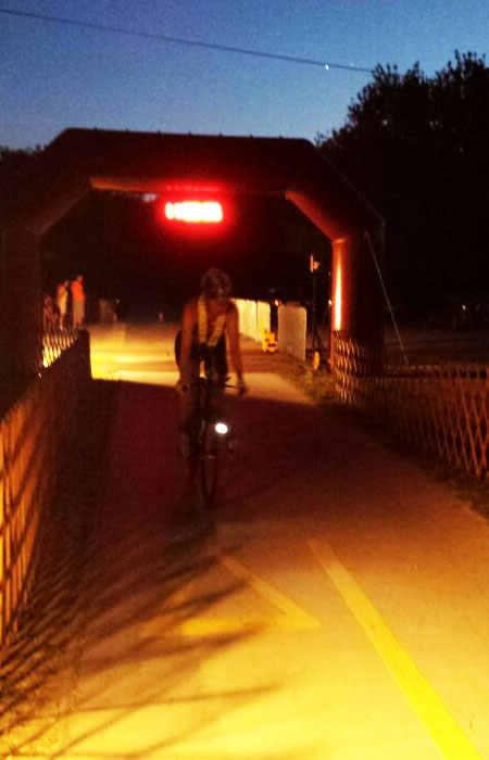 Radfahren bei Nacht bei der Weltmeisterschaft im Double Ultra Triathlon in Velence / Ungarn am 03.07.2015